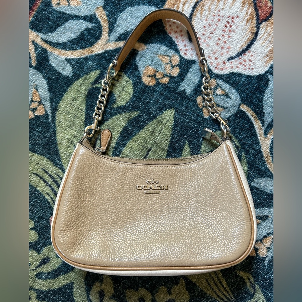 Coach Beige White Leather Shoulder Bag Metallic leather strap